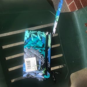 NWT Vera Bradley Front Zip Wristlet